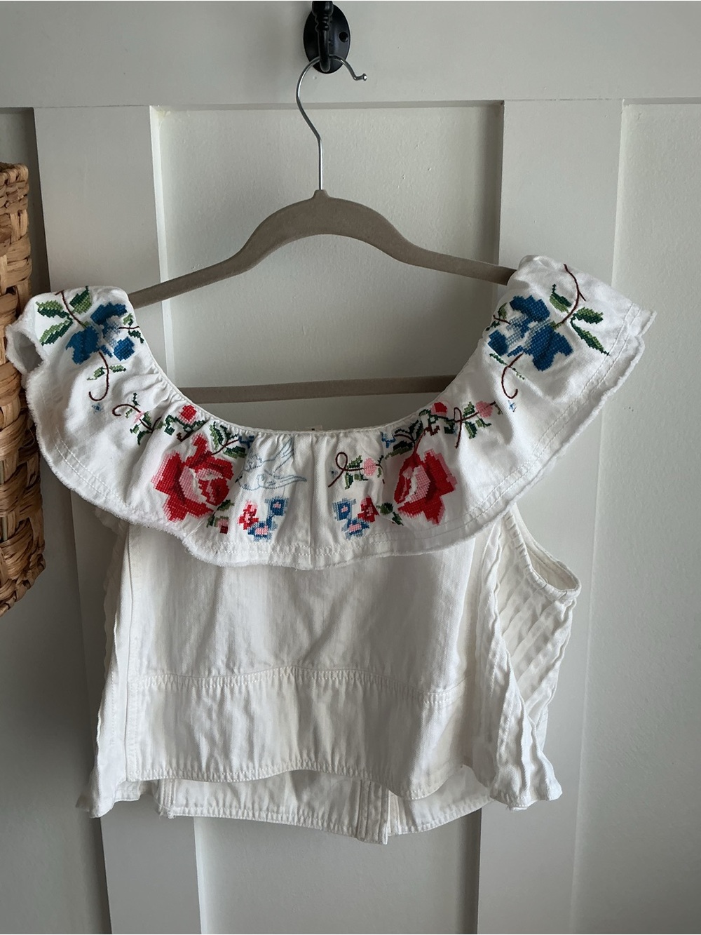 Pilcro White Button-Front Crop Top with Red & Blue Floral Embroidery - Picture 3 of 4